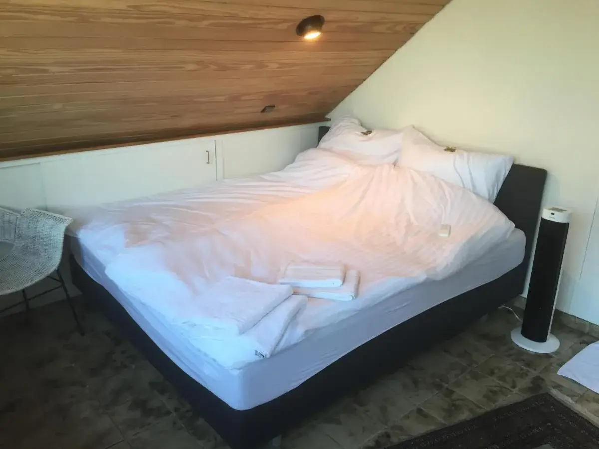Doppelzimmer der Pension Düsseldorf mit französischem Doppelbett