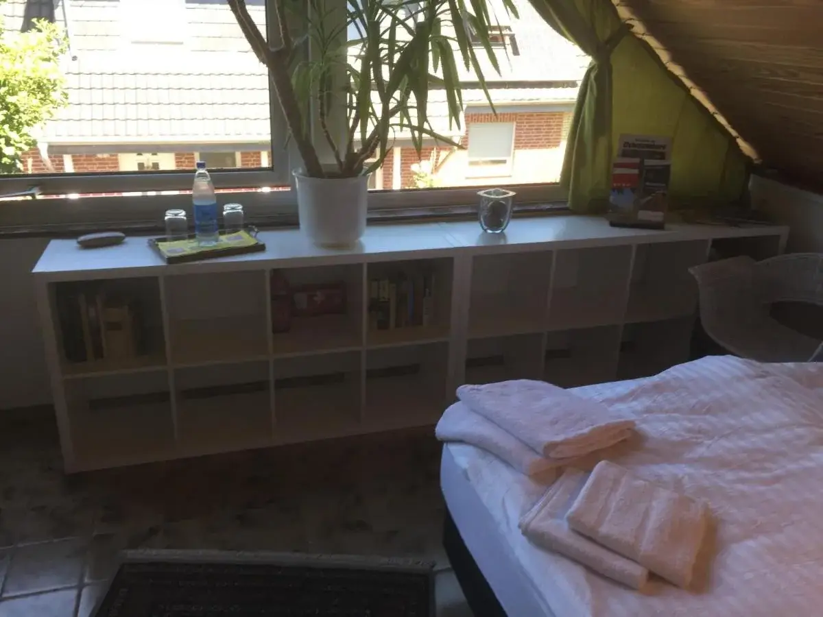 Familienzimmer der Pension Düsseldorf mit Doppelbett und Einzelbett