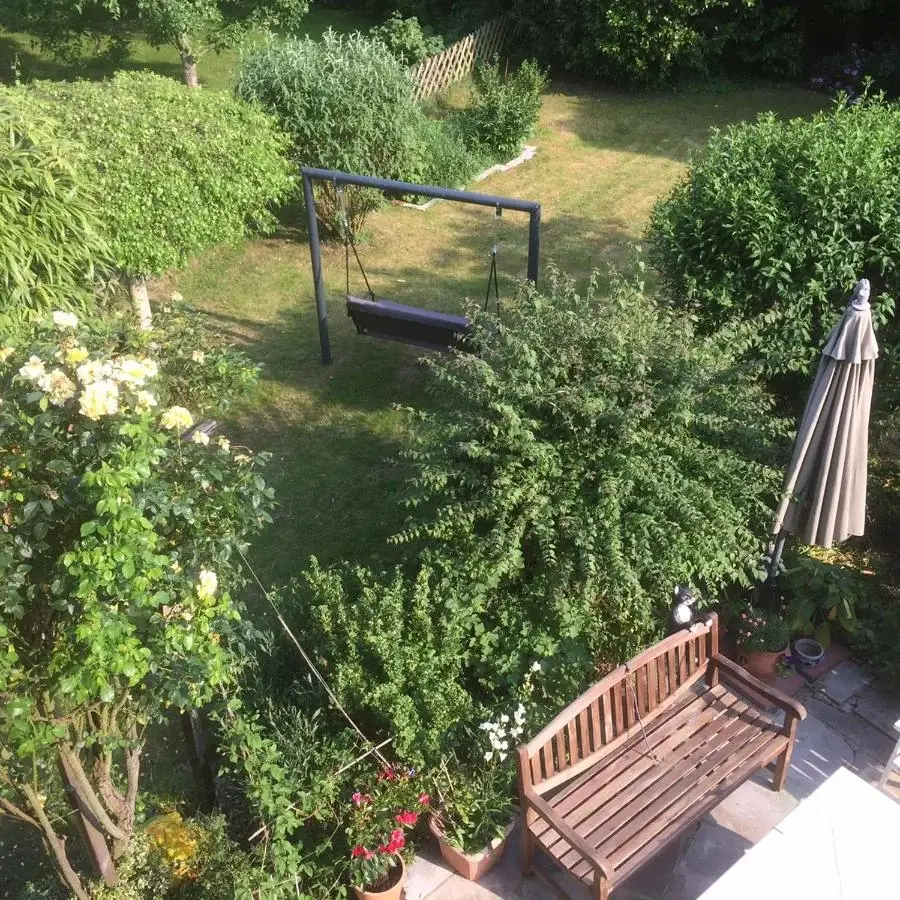 Ruhige Sitzecke im Garten der Pension Düsseldorf
