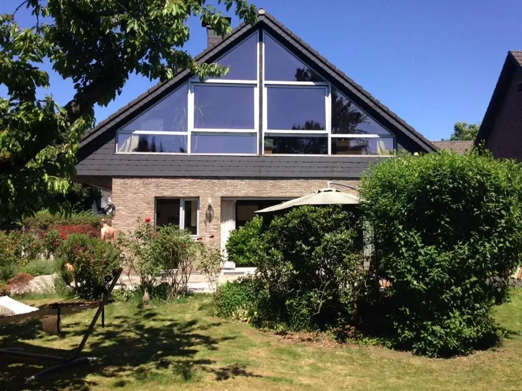 Pension Düsseldorf: Einfamilienhaus mit sonnigem Garten in Gerresheim
