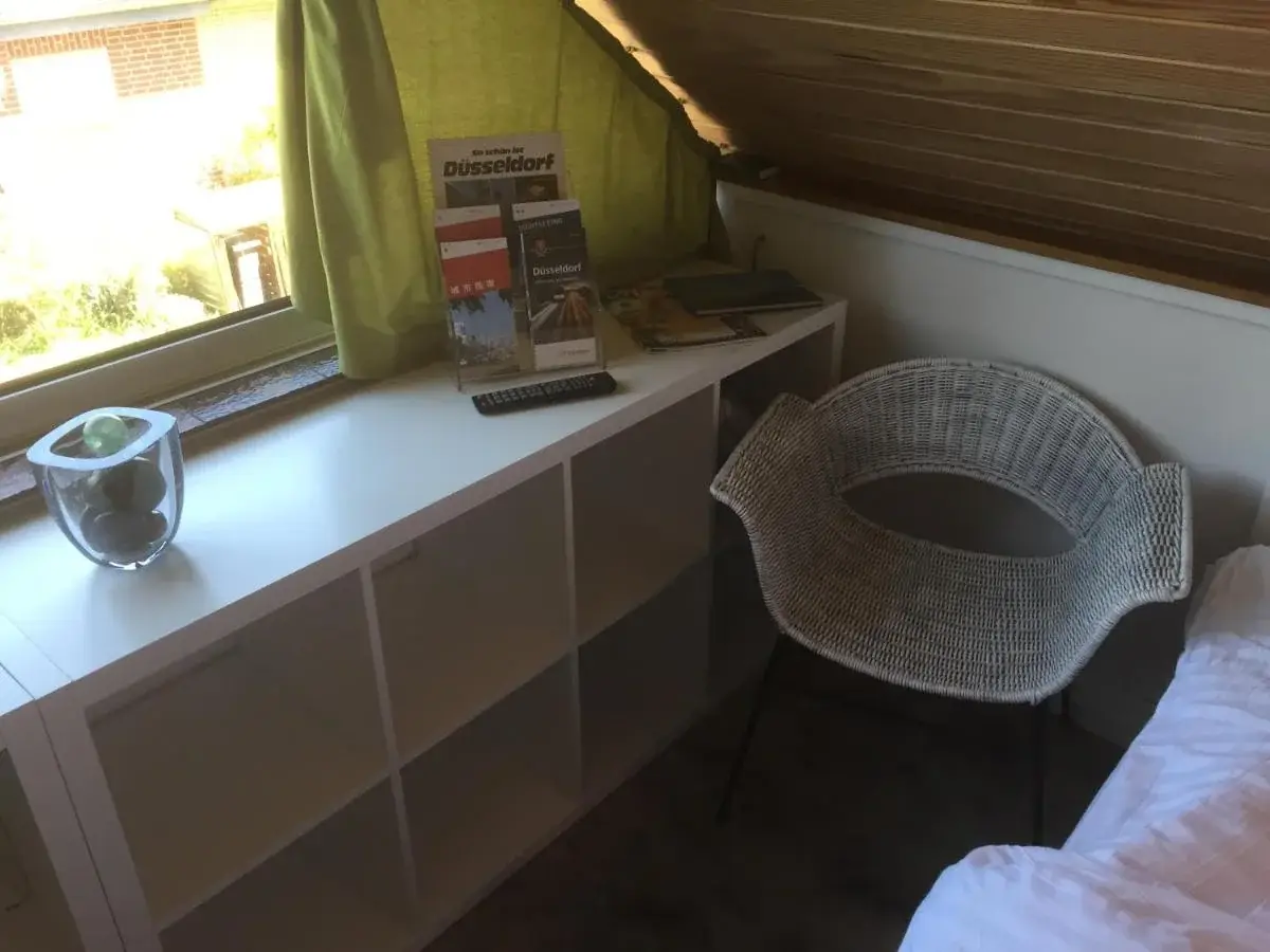 Sitzecke mit Korbsessel in der Pension Düsseldorf
