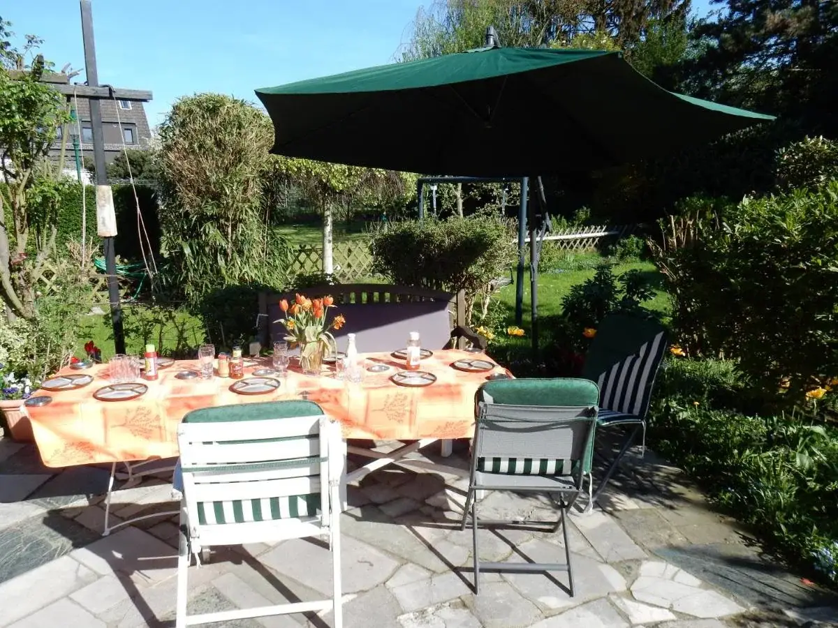 Sonnige Terrasse der Pension – günstig übernachten in Düsseldorf