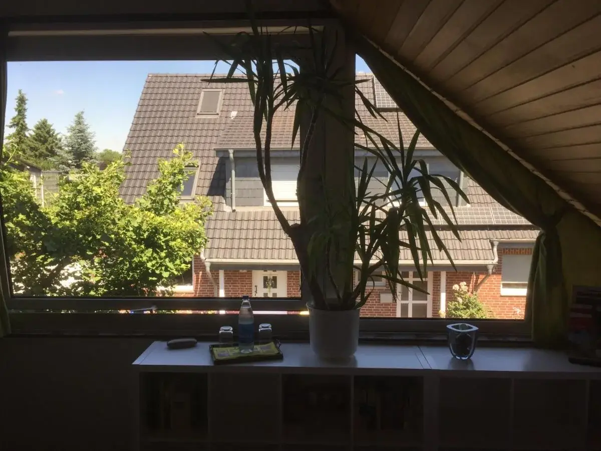 Zimmer mit Schreibtisch und WLAN in der Messe-Unterkunft in Düsseldorf